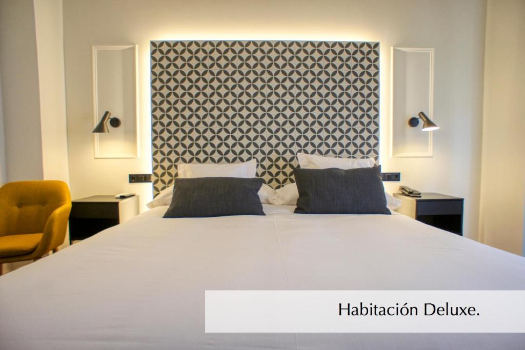 阿兰达德杜洛蒙特莫索的卧室配有一张带两个枕头的大白色床