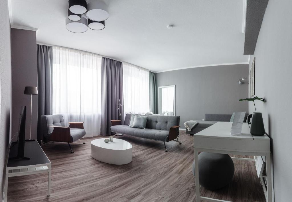 明斯特Stylisches Münster City-Apartment 56 m²的客厅配有沙发和桌子