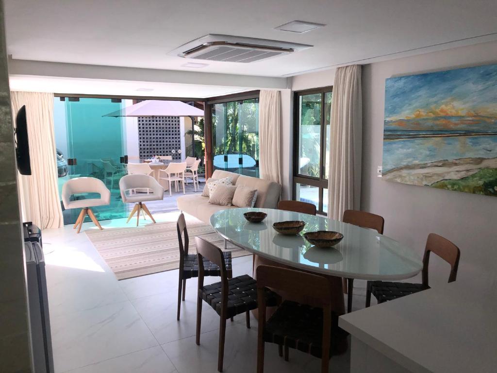 嘎林海斯港Muro Alto Residence的客厅配有桌子和沙发