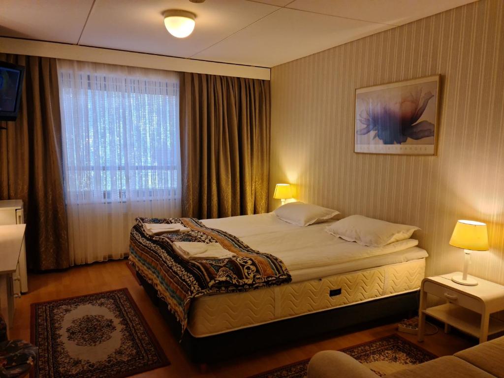 锡林耶尔维Hotelli Sandels的酒店客房设有床和窗户。