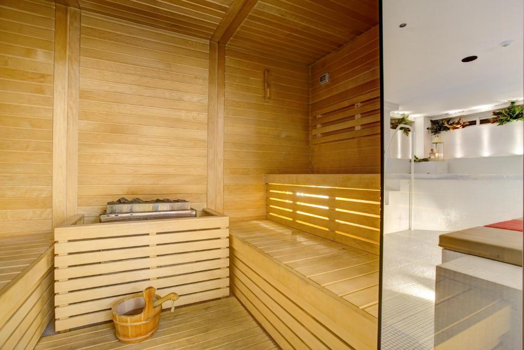 切塞纳蒂科Hotel Lalla Beauty & Relax的一间铺有木地板的桑拿浴室,设有木墙