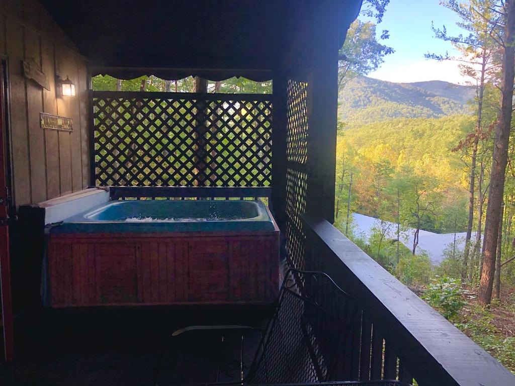 索蒂纳科奇Mountain-top Cabin Get-away with Hot tub and a View的山景客房 - 带浴缸