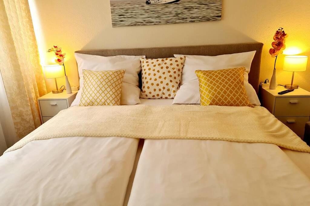巴登-巴登Rivulet 2 bedroom Apartment的卧室内的一张带枕头的大型白色床