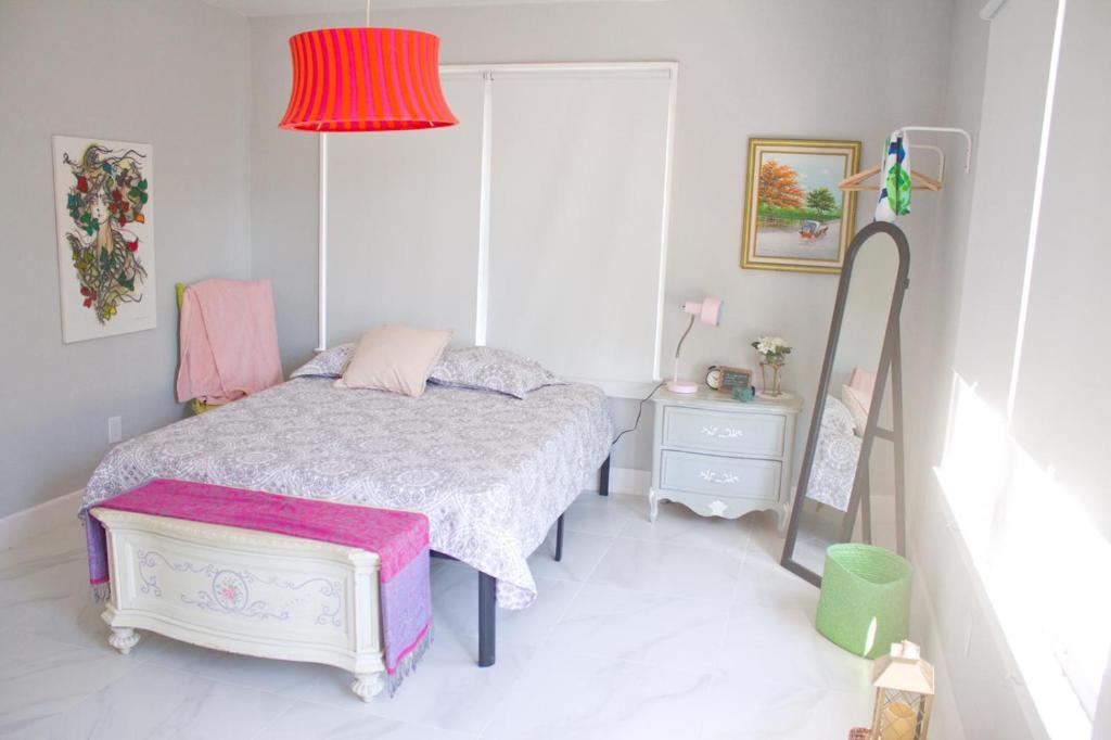 迈阿密Colorful and Luminous Suite near MIA - 4G的一间小卧室,配有一张床和一盏红灯