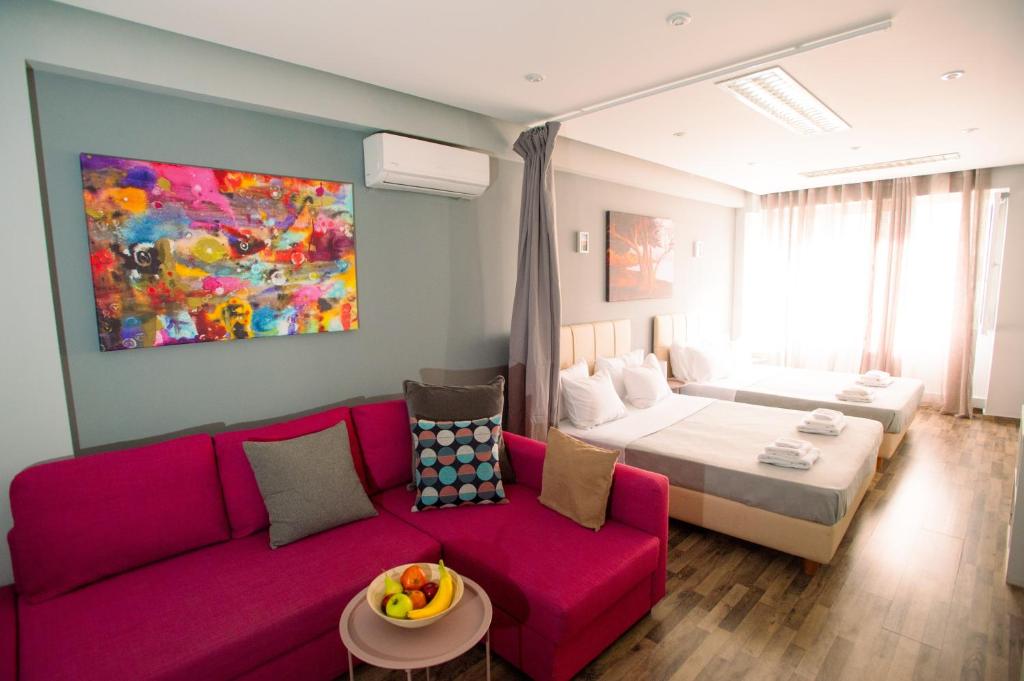 雅典Ermou Downtown Studios by Hospitality Box的客厅配有沙发和1张床