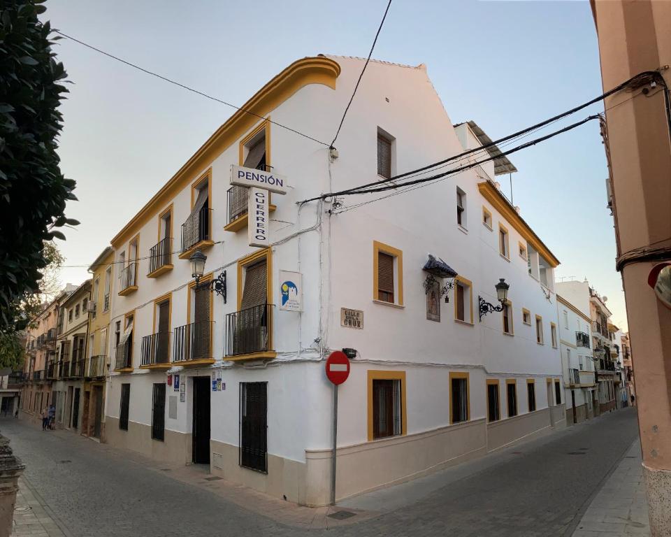 卡夫拉Pensión Guerrero的街道边的白色建筑