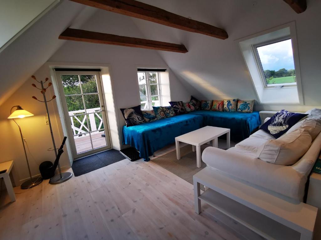 The 'Loft' Apartment- "Den Gule Svane" Guest House - near Rønne & Beach的休息区