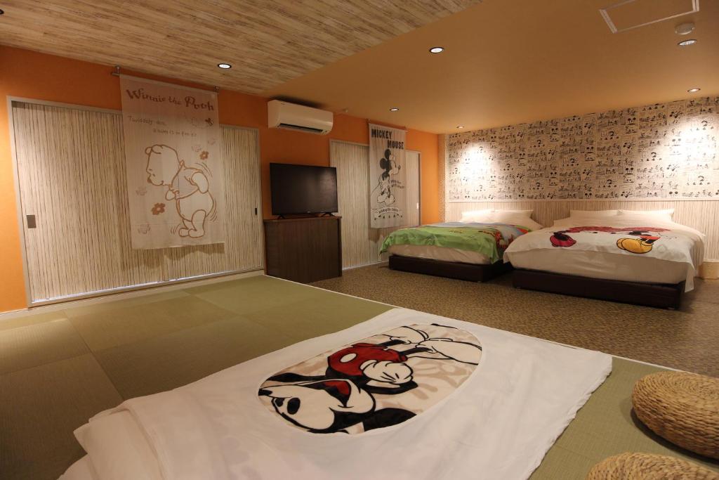 千叶Chiba sta 1min J hotel 2020 Open的一间卧室配有两张床和一台平面电视