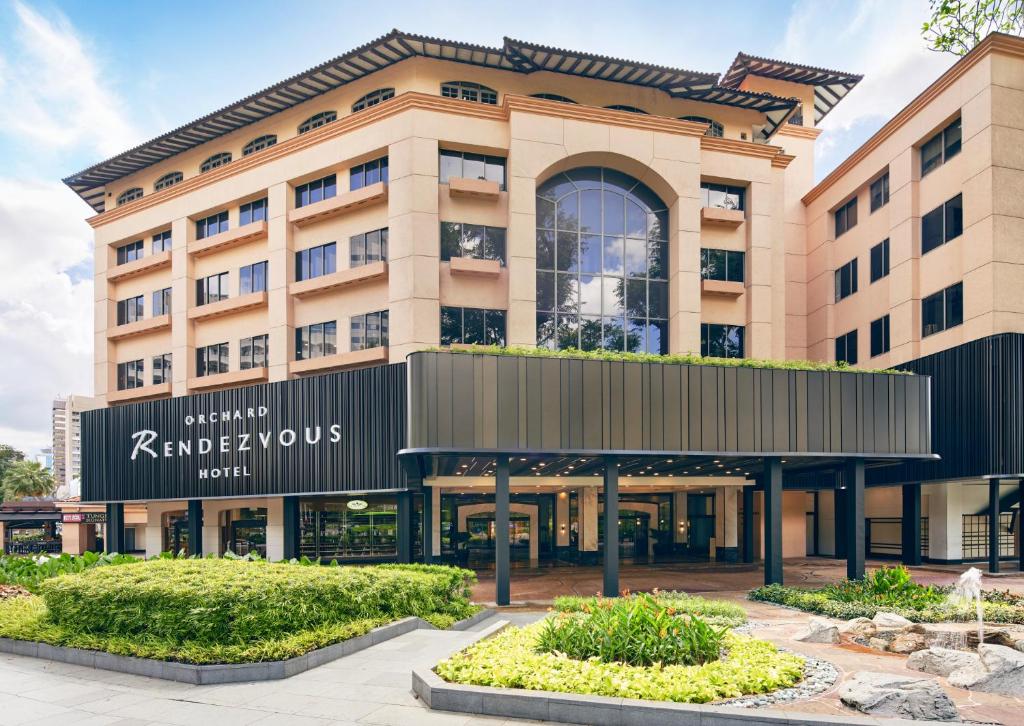 新加坡Orchard Rendezvous Hotel by Far East Hospitality的酒店前方的 ⁇ 染