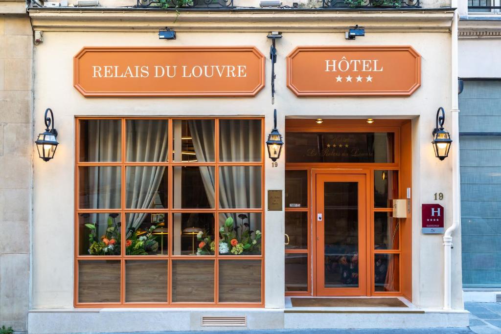 巴黎卢浮驿站酒店的一座酒店大楼,上面标有relais du louvre的标志