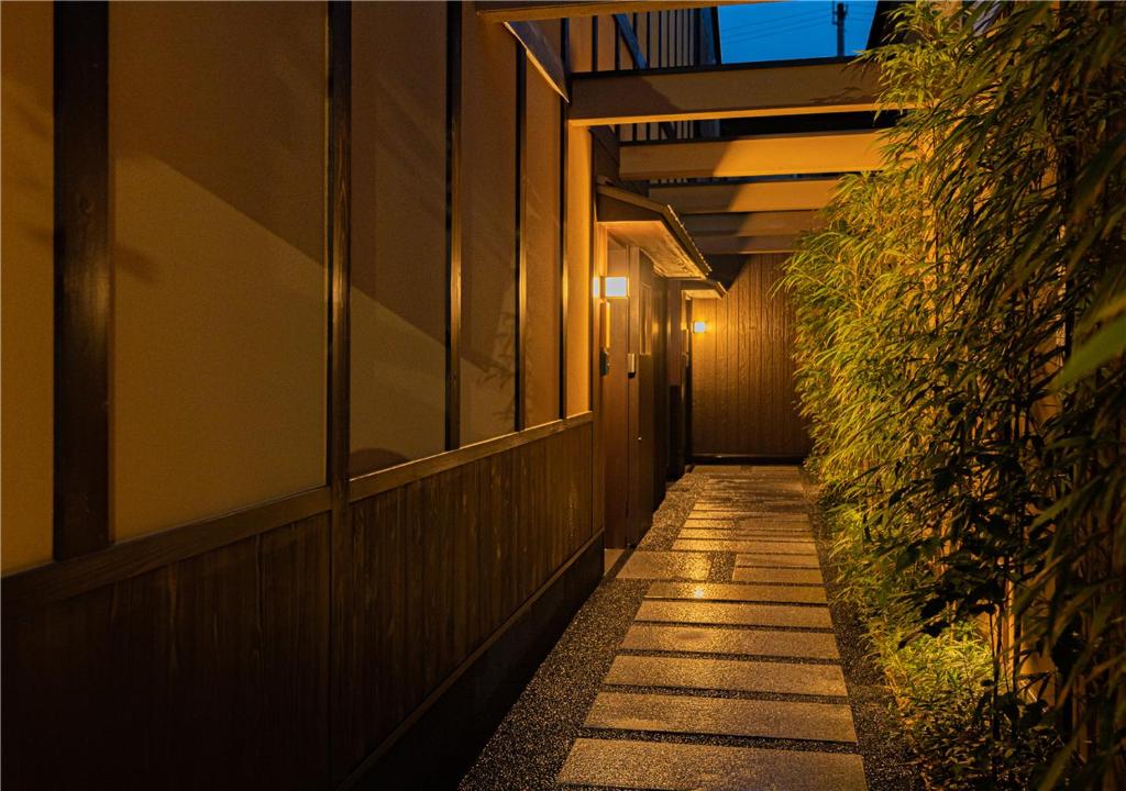 博扬萨戈谷町君・星屋・談山旅館　京都嵐山的建筑的走廊,晚上有植物