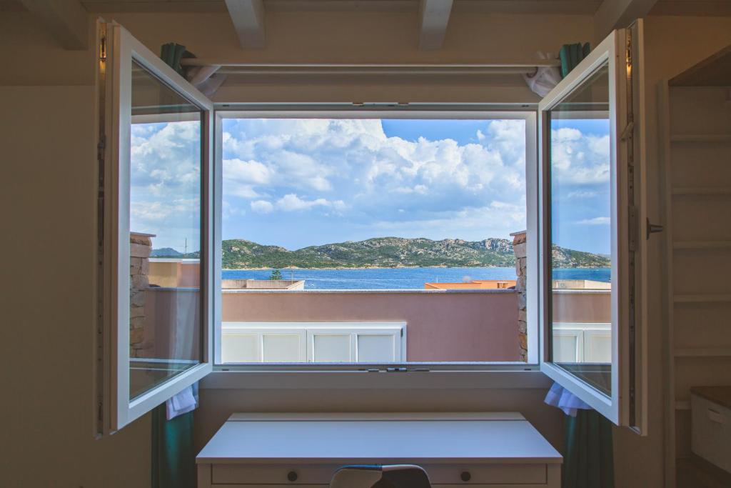 马达莱纳Controvento的海景窗户