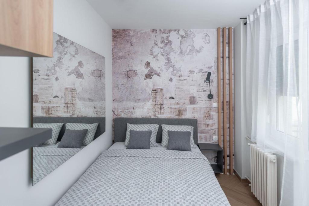 诺维萨德Republic Square Apartment - with garage的一间卧室设有两张床和砖墙
