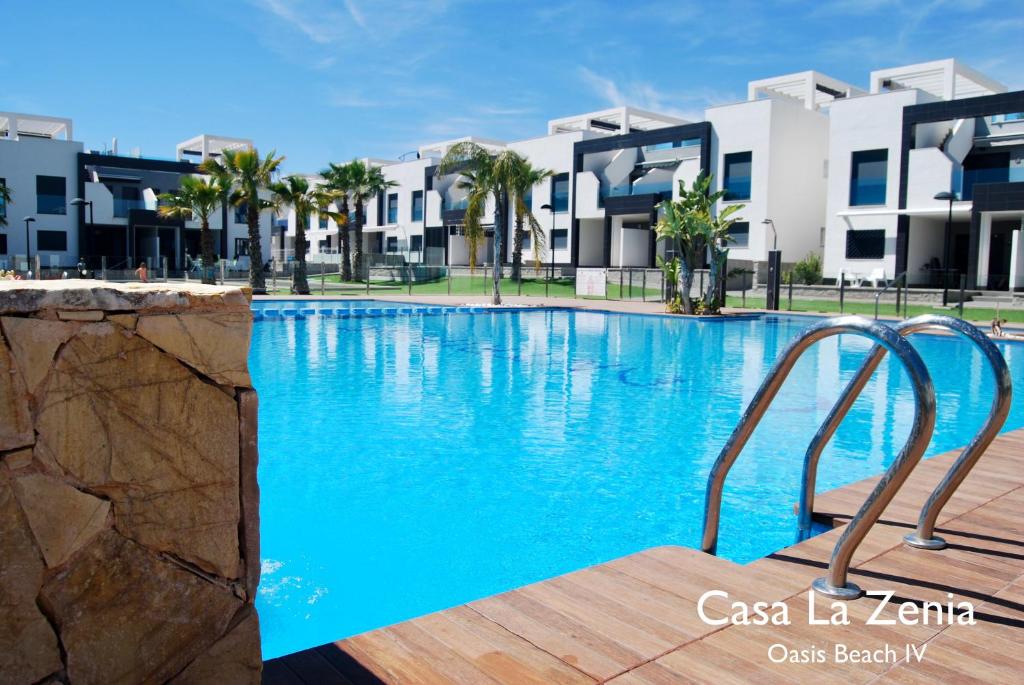 奥里韦拉海滩Casa La Zenia的部分公寓大楼前的游泳池