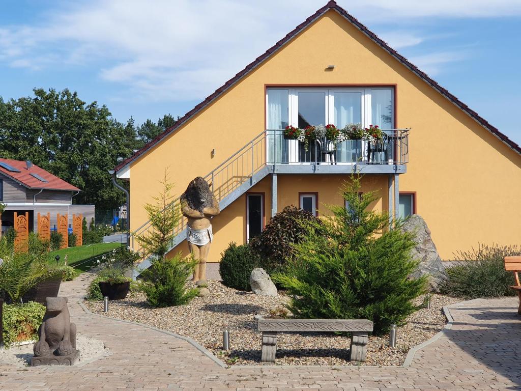 WalleApartmenthaus in Walle的黄色的房子,设有阳台和长凳