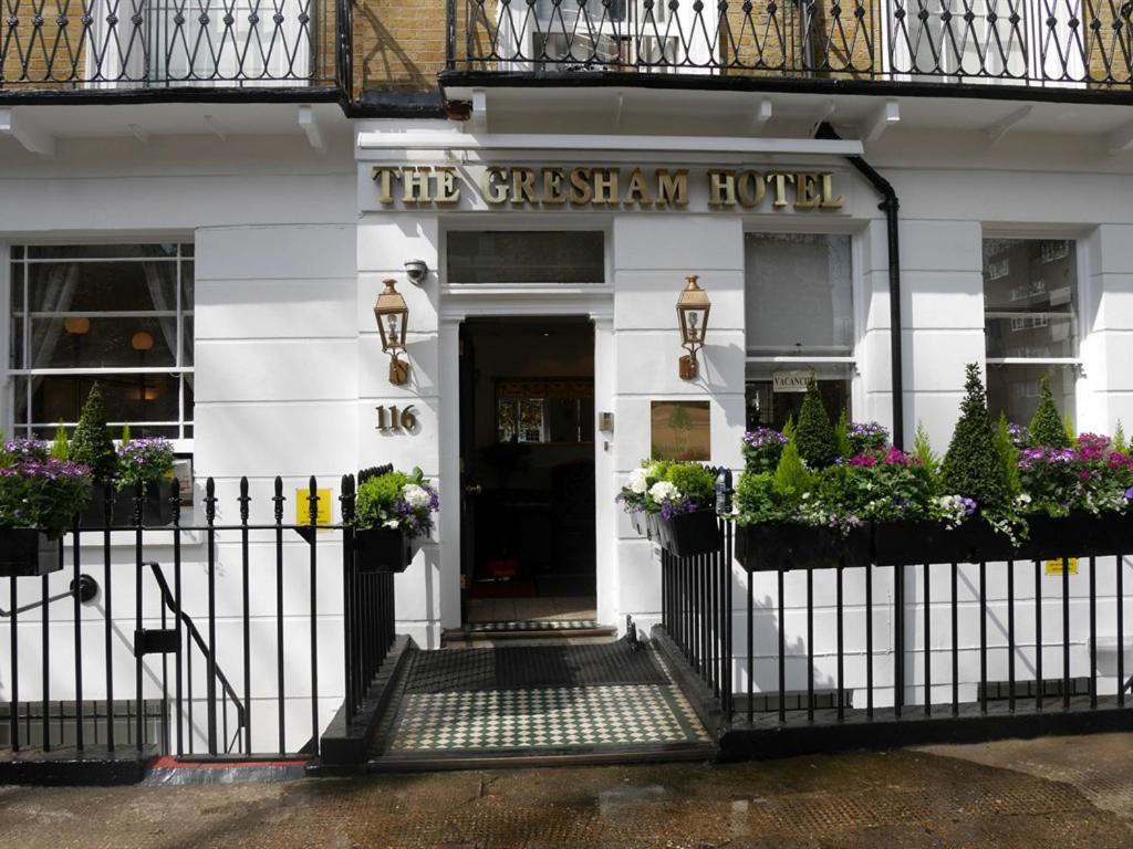伦敦格雷舍姆酒店的一座白色的建筑,上面标有读财政部的标志
