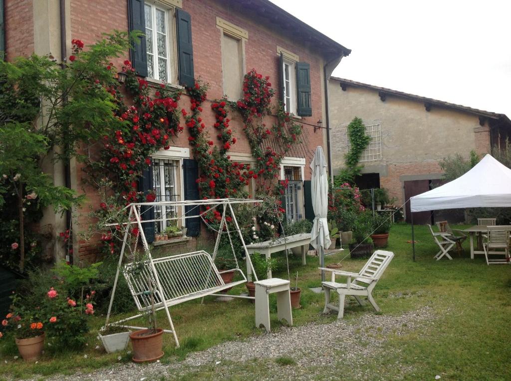 Madonna della Provvidenza阿尔博莱图住宿加早餐旅馆的房屋设有带2把椅子和秋千的花园