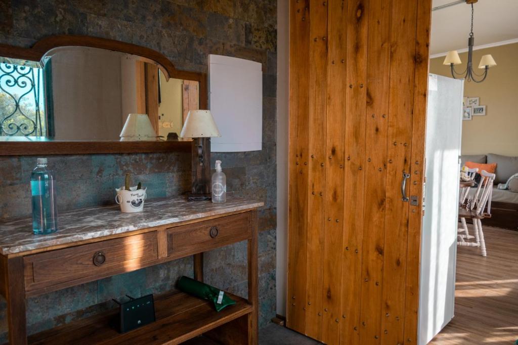 塞拉纳镇aroma de la sierra的客房设有木桌和镜子。