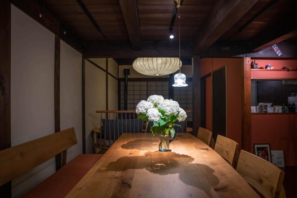 高山Tabino Shiori - Vacation STAY 83814的木桌旁的花瓶