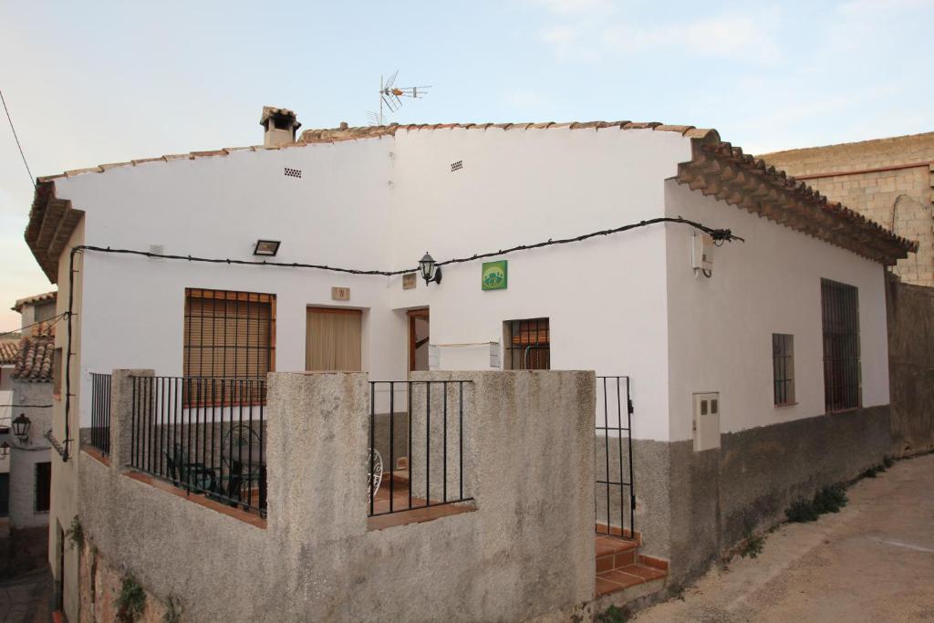 莱图尔Casa Rural Manuel y Dolores的前面有栅栏的白色建筑