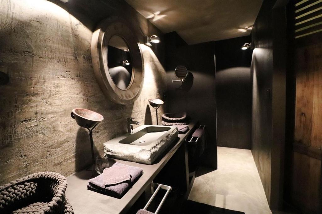 杜柏duRuby - Chambre de Luxe & Suite的一间带水槽和镜子的浴室