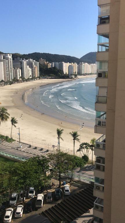 瓜鲁雅ASTURIAS Frente ao mar的享有棕榈树海滩和建筑的景色