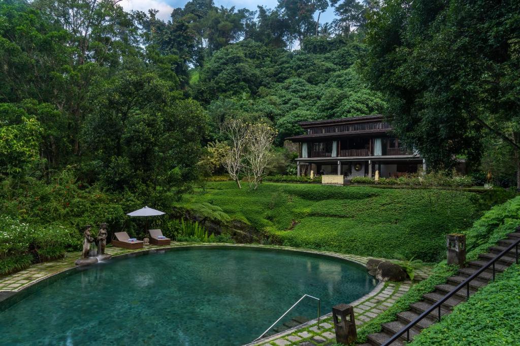 乌布Dua Dari, a Residence by Hadiprana的房子前面的游泳池