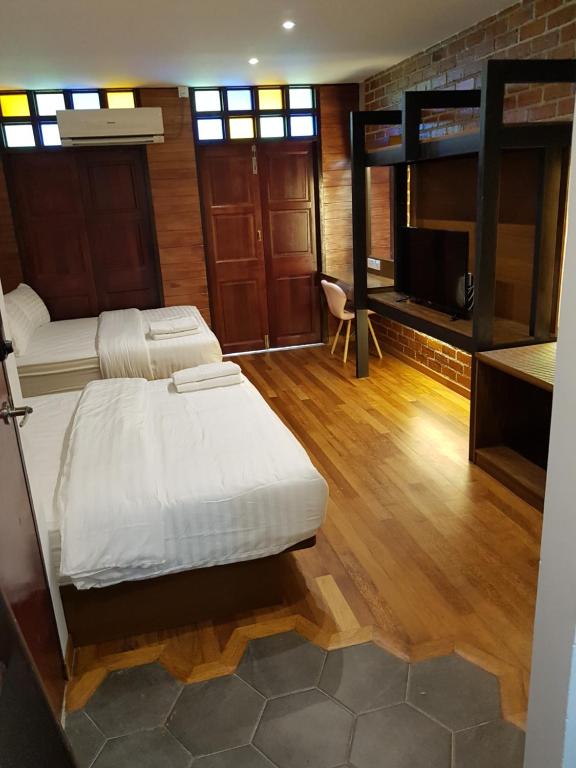 安顺Little Kampung Studio的一间卧室配有两张双层床和一台平面电视