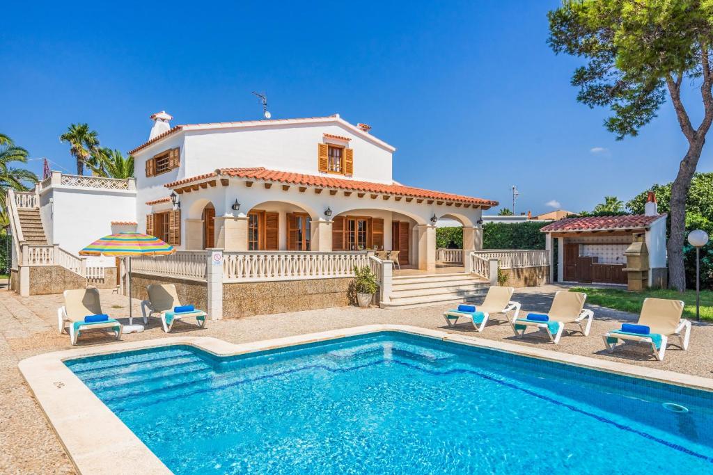 卡拉布兰卡Villa Menorca Jalima 1 by Mauter Villas的别墅前设有游泳池