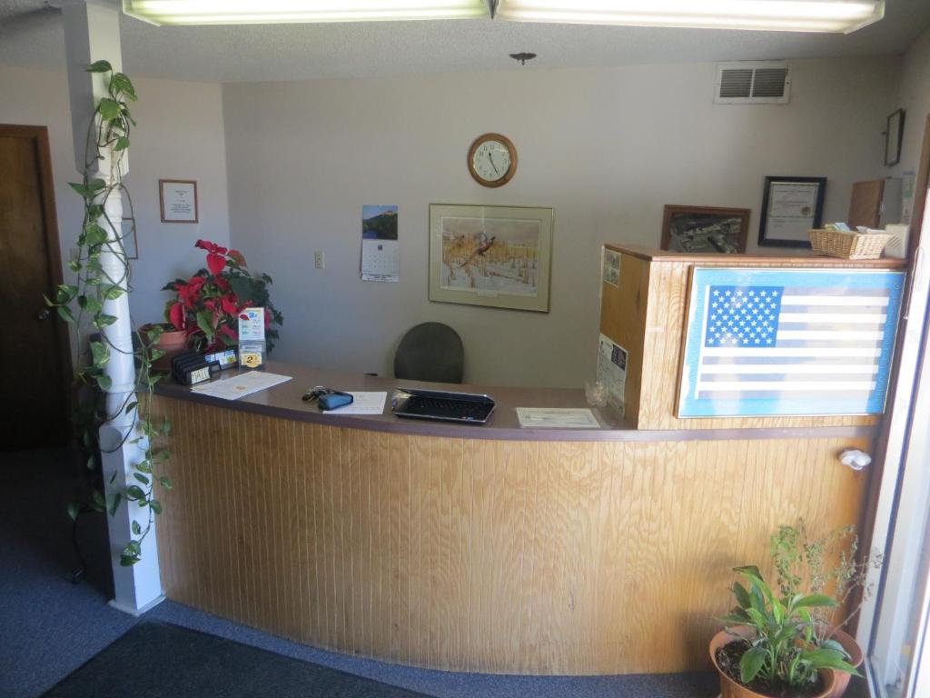Adair阿达尔经济汽车旅馆的办公室,带美国国旗的桌子