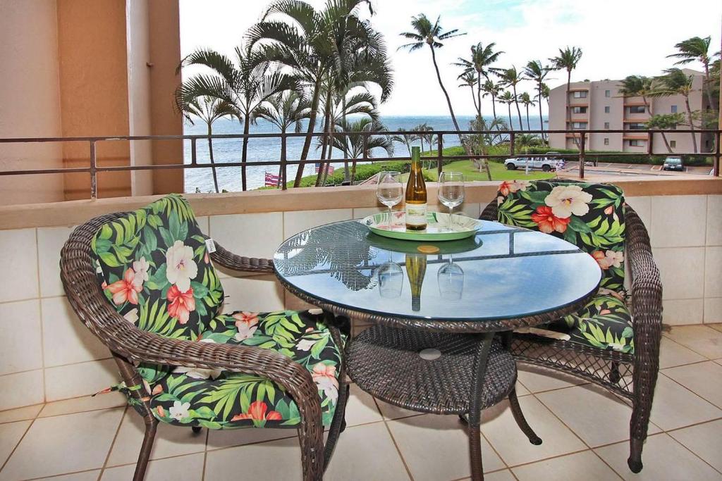 玛雷亚Island Sands Resort 305的阳台配有桌椅,享有海景。