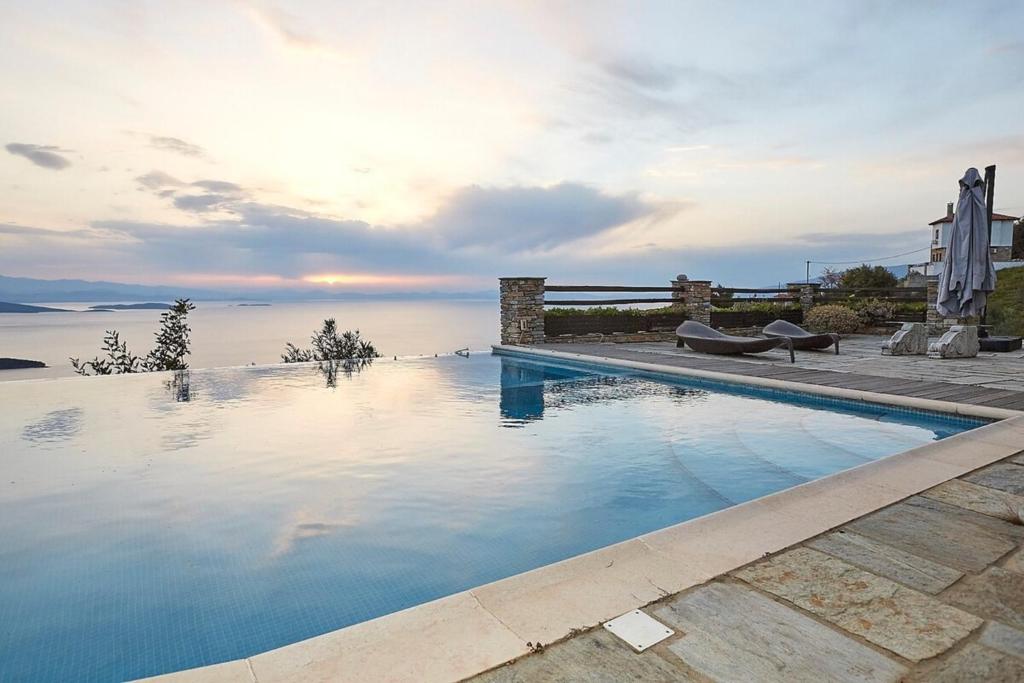 拉夫科斯Black Diamond Luxury Unique Villa Pelion的享有水景的游泳池