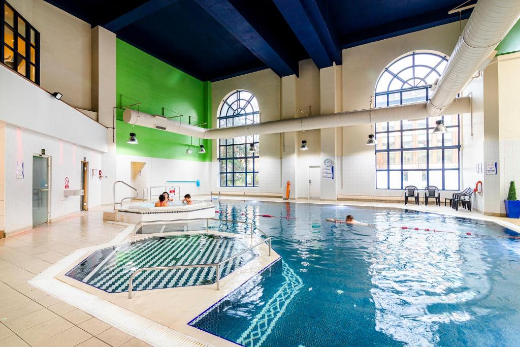 利兹皇冠假日利兹酒店的一座大型游泳池,里面的人都沉浸在水中