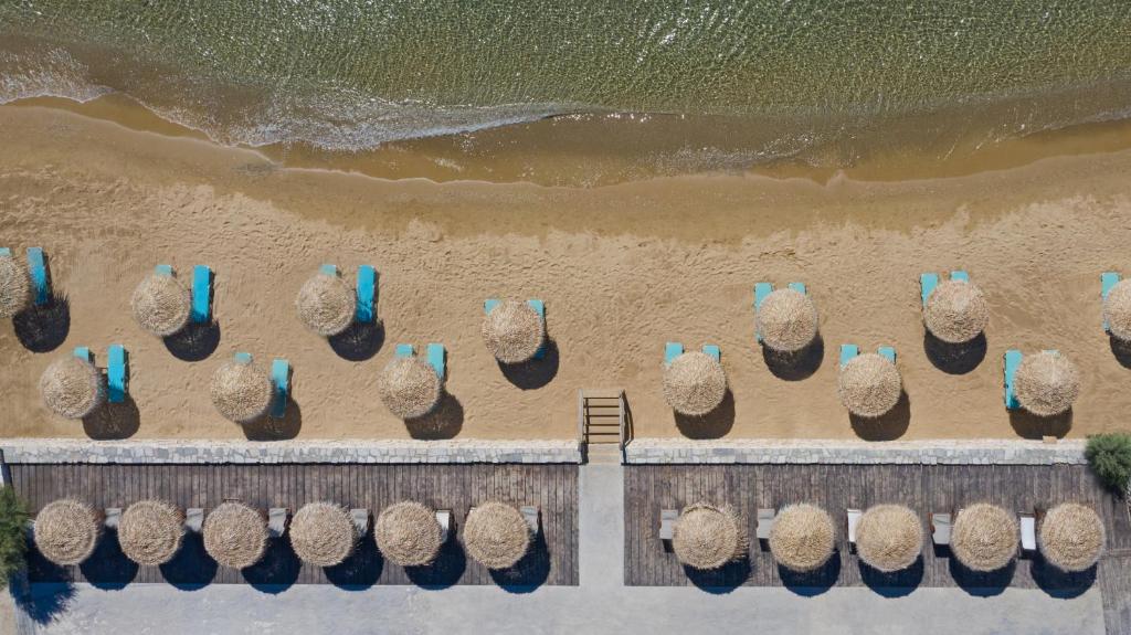 克里希阿克提Golden Beach Hotel的沙滩上的景色,配有椅子