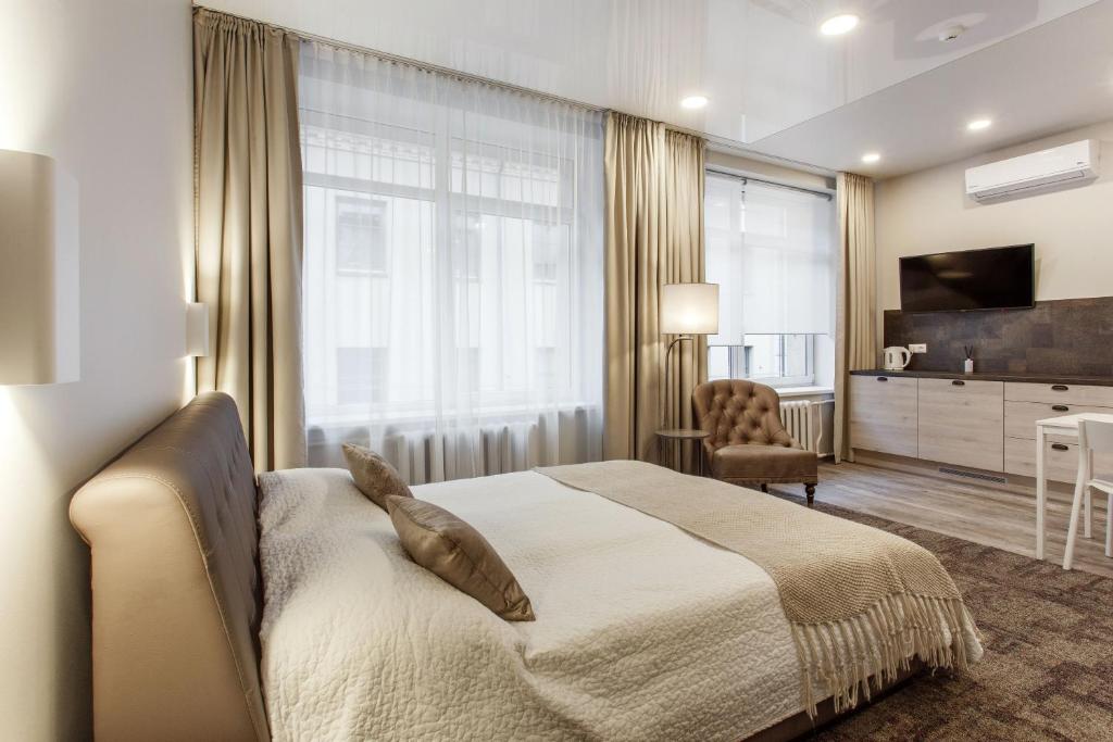 维尔纽斯Old Town Trio Apartments的一间卧室设有一张床和一个大窗户