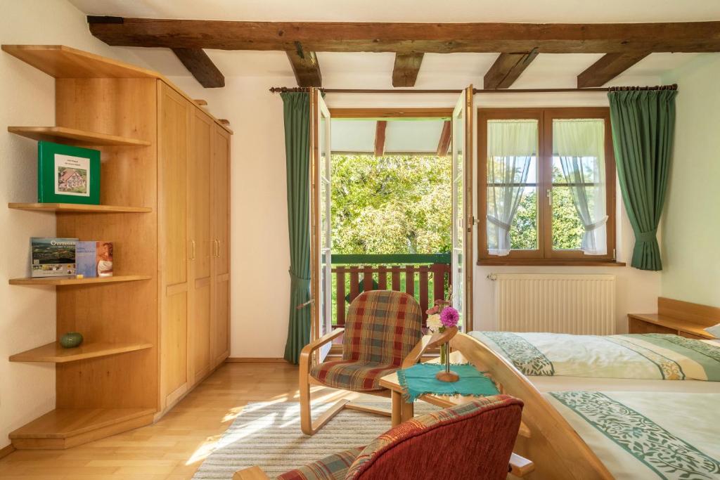 OwingenFerienwohnung Risthof 2的卧室配有床、椅子和窗户。