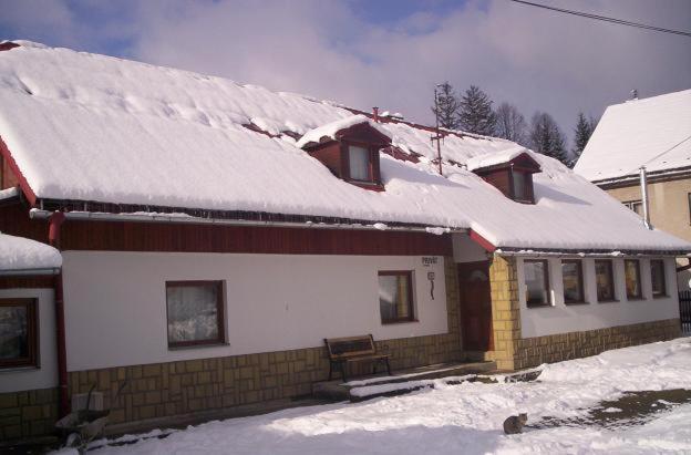 奥什恰德尼察查鲁帕余得拉巴旅馆的屋顶上积雪的房子