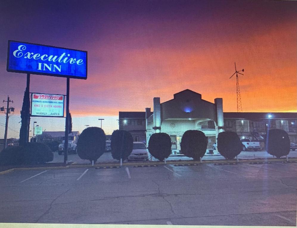 奥德萨Executive Inn Odessa的停泊在停车场的半卡车,有标志