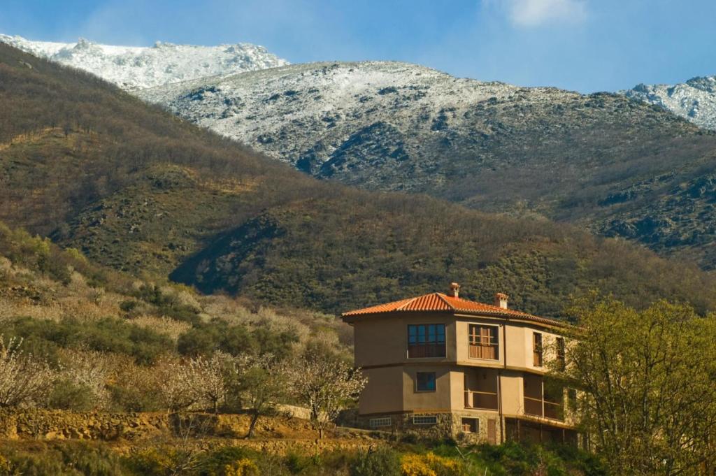赫尔特Complejo Rural Las Palomas的山丘上以山为背景的房子