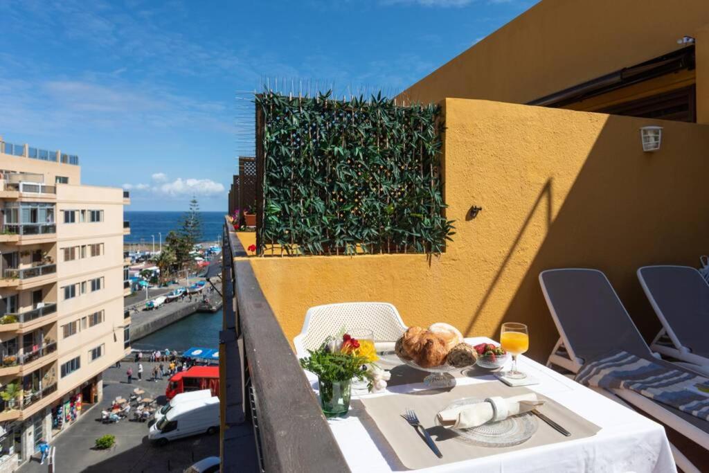 拉克鲁斯Atico junto al mar的建筑物边的桌子上放着食物