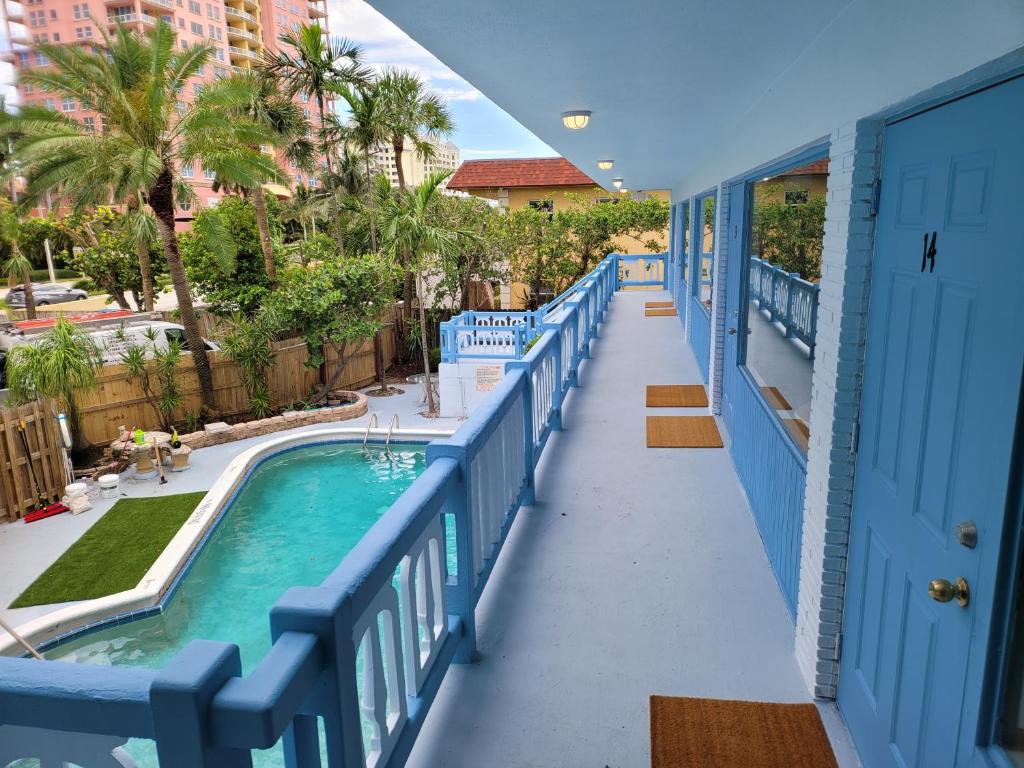 劳德代尔堡Hotel Motel Lauderdale Inn的从度假村的阳台上可欣赏到游泳池的景色