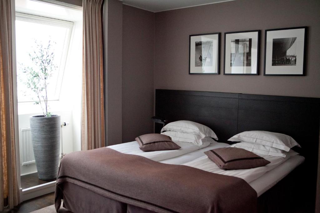 哥德堡Hotel Villan的一间卧室设有一张大床和一个窗户。