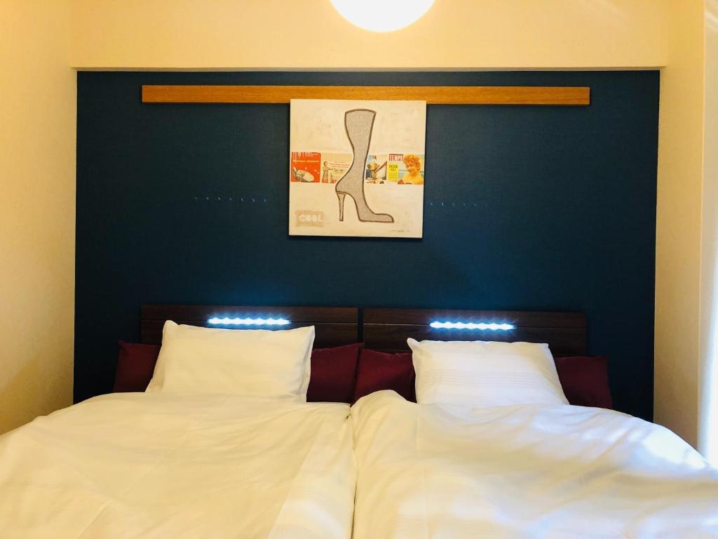 熊本YK Mansion Sannomaru - Vacation STAY 98241的卧室内两张并排的床
