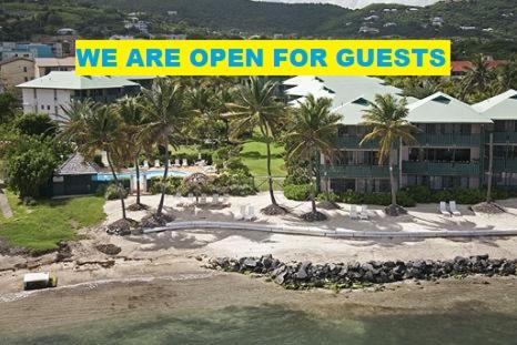 克里斯琴斯特德殖民湾海滩度假村的黄色标志显示酒店向客人开放