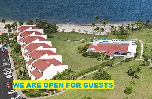 克里斯琴斯特德圣克罗伊海滩俱乐部网球度假酒店的度假村设有标志,显示酒店向客人开放