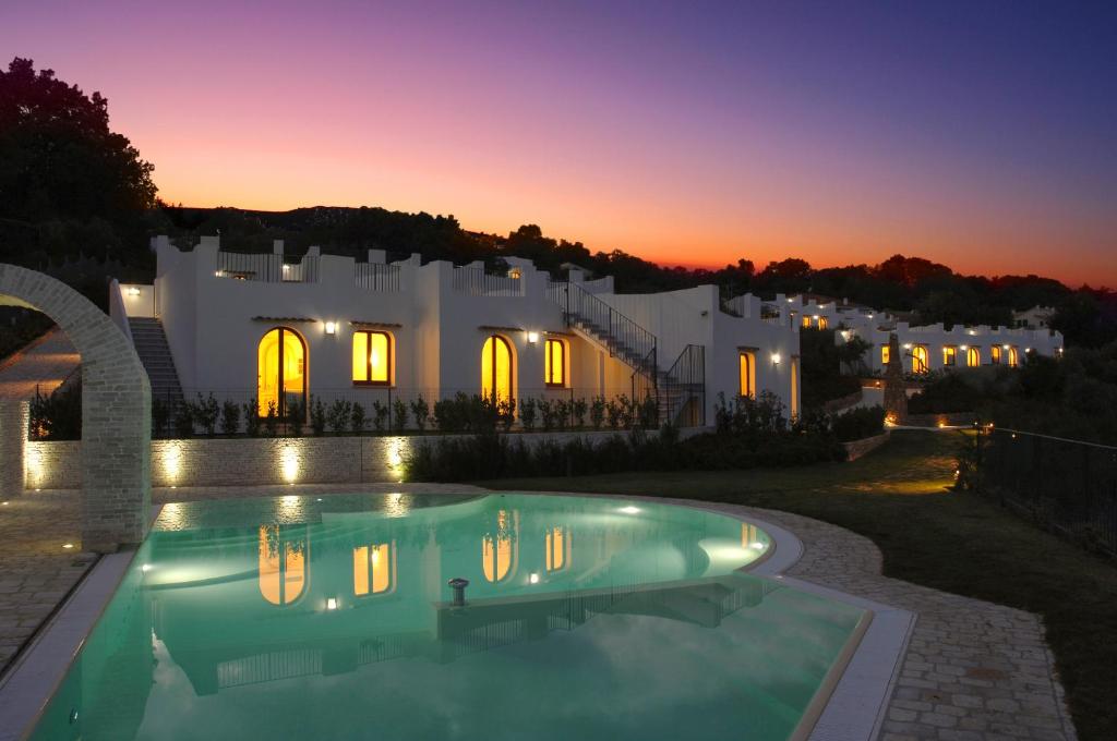瓦斯托拜亚戴菲斯度假酒店的一座别墅,在一座建筑前设有一个游泳池