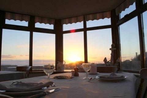 克利夫登克利夫登湾旅馆的一张桌子,透过窗户可欣赏到日落美景