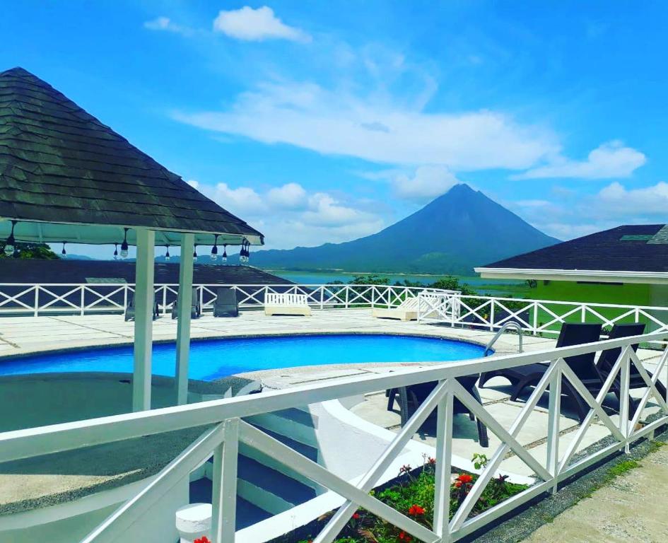 福尔图纳Hotel Arenal Vista Lodge的一座山地游泳池