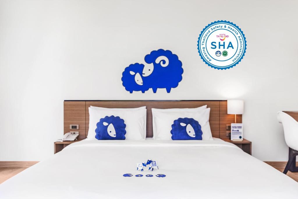 清迈清迈科科特宁曼酒店的一间卧室配有一张蓝色羊圈床
