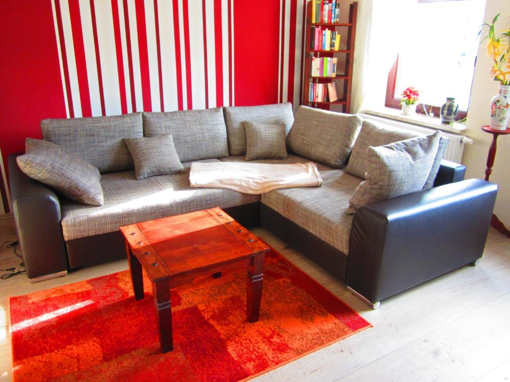 克林根塔尔汉希斯公寓的带沙发和咖啡桌的客厅